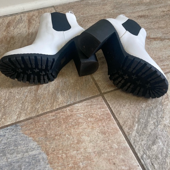 Soda white ankle boots with black 3 inch heel size 5.5 EUC - Picture 5 of 9